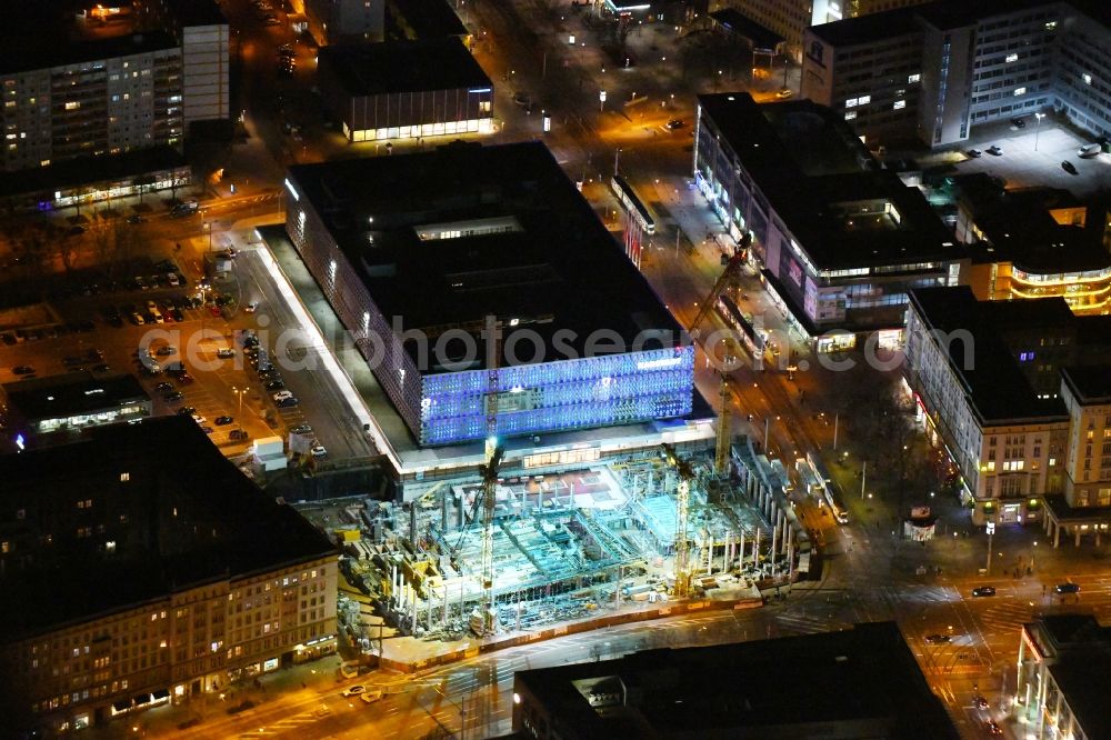 Magdeburg at night from above - Night lighting Construction site to build a new office and commercial building of Staedtischen factorye Magdeburg on Ernst-Reuter-Allee corner Breiter Weg in the district Altstadt in Magdeburg in the state Saxony-Anhalt, Germany