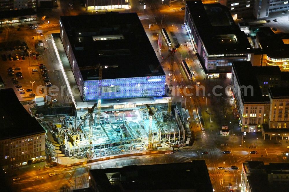 Magdeburg at night from the bird perspective: Night lighting Construction site to build a new office and commercial building of Staedtischen factorye Magdeburg on Ernst-Reuter-Allee corner Breiter Weg in the district Altstadt in Magdeburg in the state Saxony-Anhalt, Germany