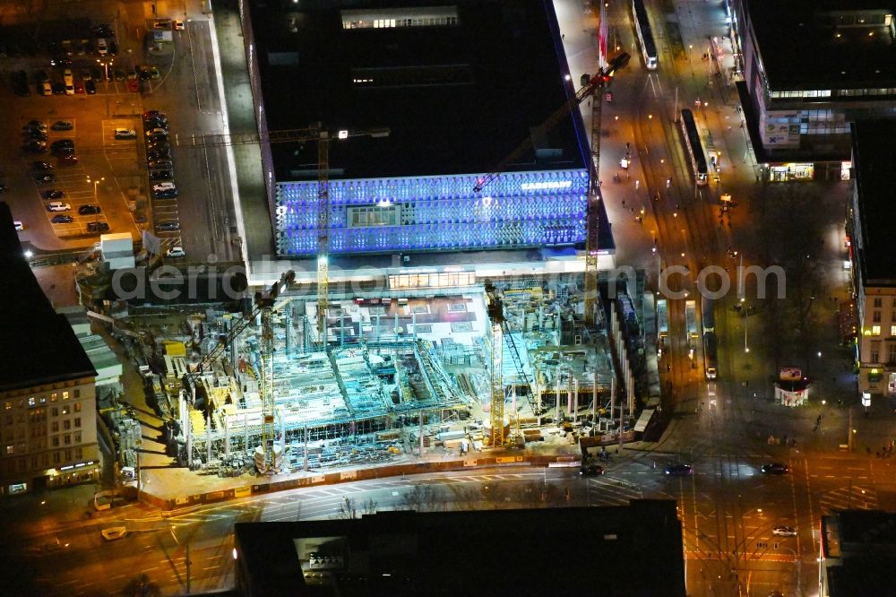 Aerial photograph at night Magdeburg - Night lighting Construction site to build a new office and commercial building of Staedtischen factorye Magdeburg on Ernst-Reuter-Allee corner Breiter Weg in the district Altstadt in Magdeburg in the state Saxony-Anhalt, Germany