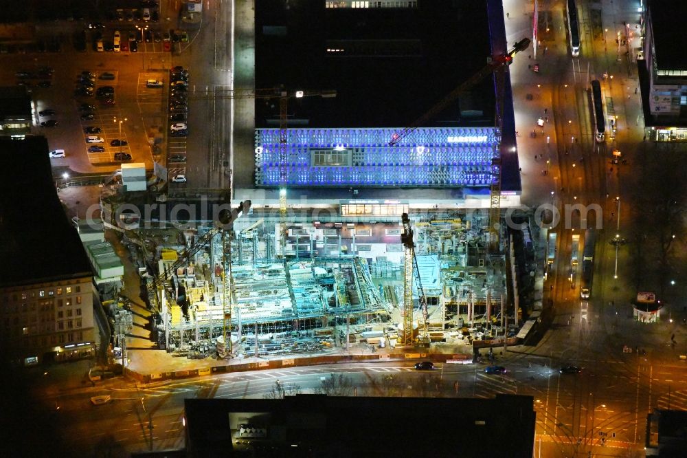 Aerial image at night Magdeburg - Night lighting Construction site to build a new office and commercial building of Staedtischen factorye Magdeburg on Ernst-Reuter-Allee corner Breiter Weg in the district Altstadt in Magdeburg in the state Saxony-Anhalt, Germany