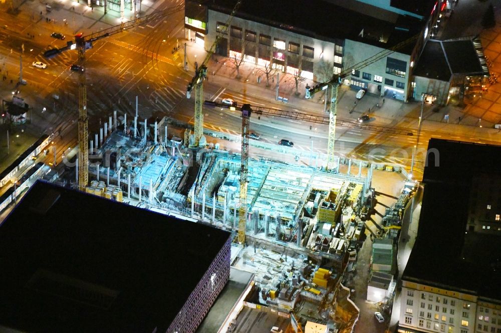 Magdeburg at night from above - Night lighting Construction site to build a new office and commercial building of Staedtischen factorye Magdeburg on Ernst-Reuter-Allee corner Breiter Weg in the district Altstadt in Magdeburg in the state Saxony-Anhalt, Germany