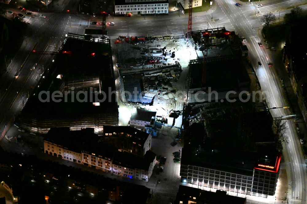 Jena at night from the bird perspective: Night lighting complementary new construction site on the campus-university building complex Campus Inselplatz on Loebdegraben - Steinweg in Jena in the state Thuringia, Germany