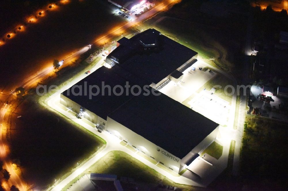 Aerial image at night Hoppegarten - Night view of the Europazentrale Clinton in Hoppegarten in the state of Brandenburg