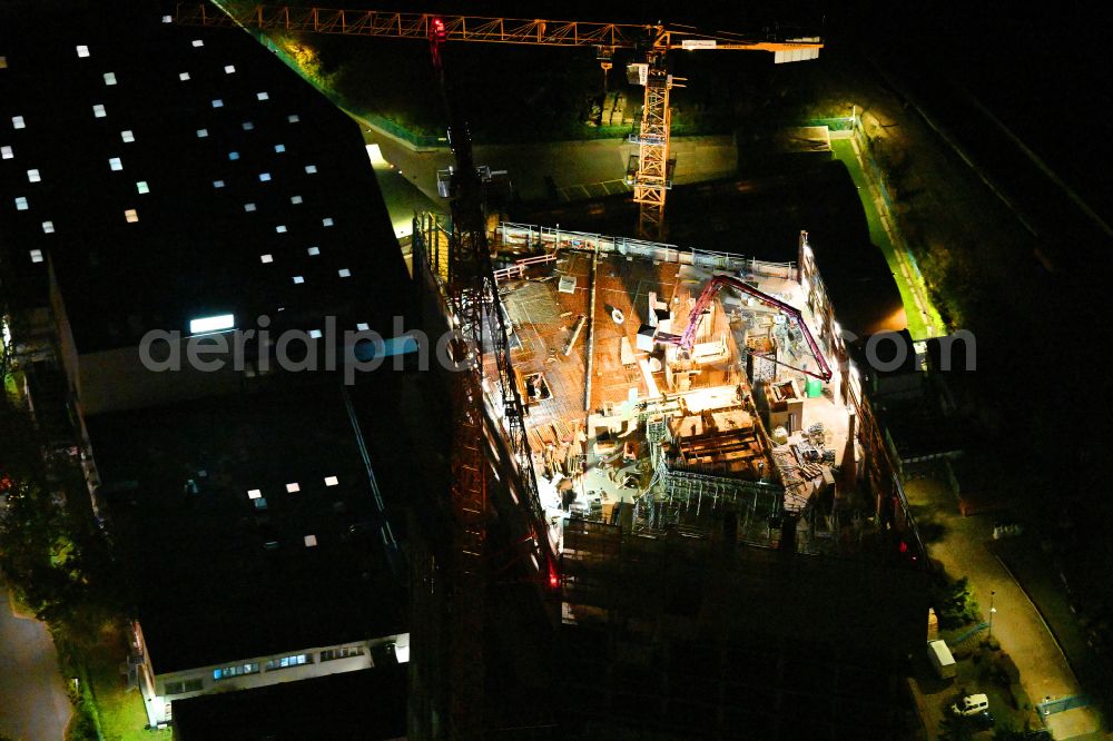 Aerial photograph at night Berlin - Night lighting new construction high-rise construction site the hotel complex Estrel Tower on street Sonnenallee in the district Neukoelln in Berlin, Germany