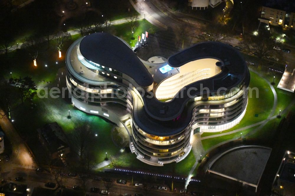 Aerial image at night Hamburg - Night lighting new construction site the hotel complex Luxushotel The Fontenay an der Aussenalster im Stadtteil Rotherbaum in Hamburg