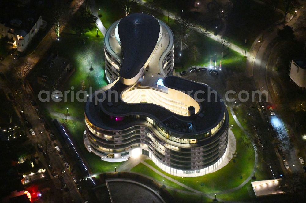 Hamburg at night from the bird perspective: Night lighting new construction site the hotel complex Luxushotel The Fontenay an der Aussenalster im Stadtteil Rotherbaum in Hamburg