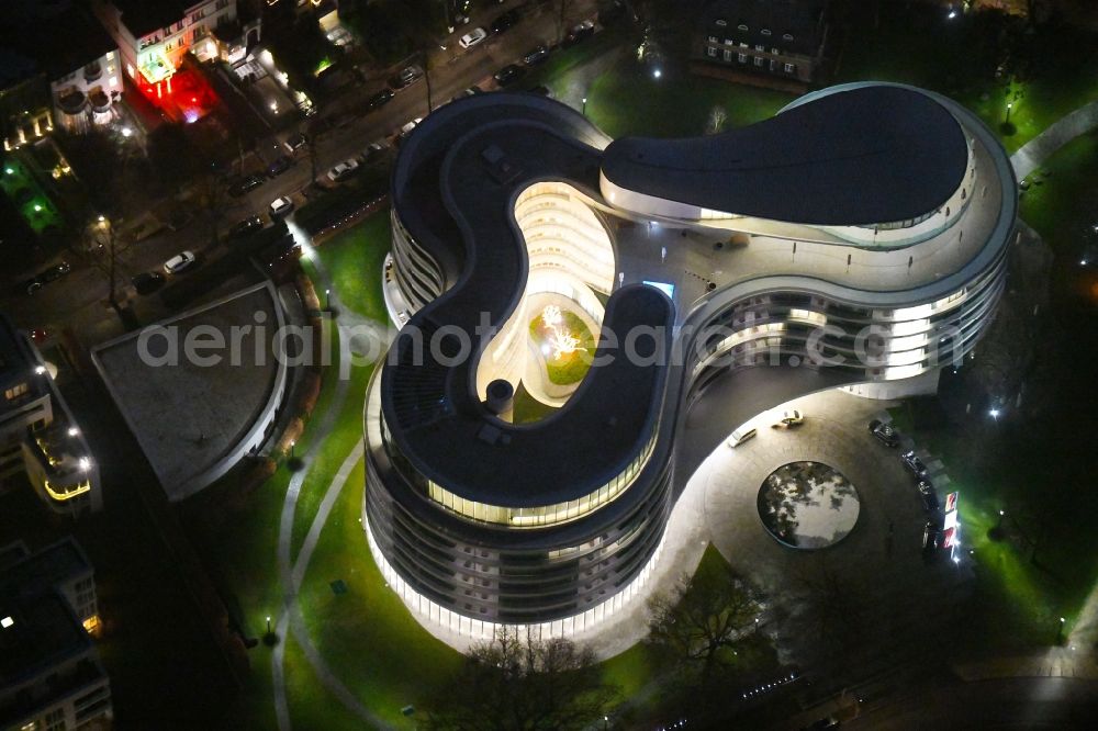 Hamburg at night from above - Night lighting new construction site the hotel complex Luxushotel The Fontenay an der Aussenalster im Stadtteil Rotherbaum in Hamburg