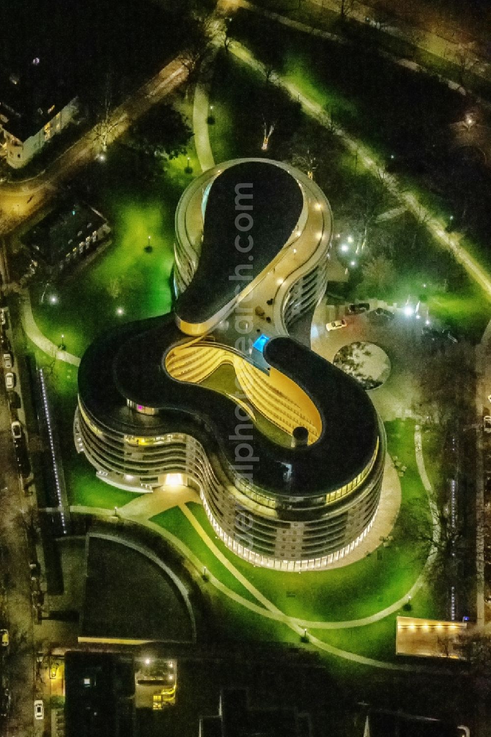 Hamburg at night from the bird perspective: Night lighting new construction site the hotel complex Luxushotel The Fontenay an der Aussenalster im Stadtteil Rotherbaum in Hamburg