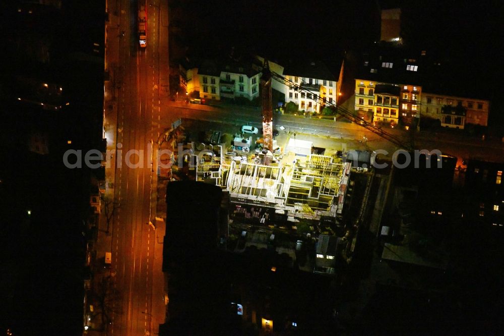 Aerial photograph at night Potsdam - Night lighting Construction site to build a new multi-family residential complex Helene-Lange-Strasse corner Friedrich-Ebert-Strasse in the district Innenstadt in Potsdam in the state Brandenburg, Germany