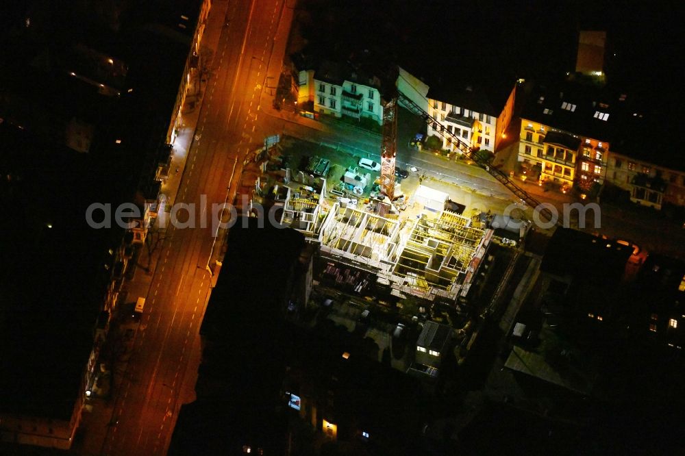 Aerial image at night Potsdam - Night lighting Construction site to build a new multi-family residential complex Helene-Lange-Strasse corner Friedrich-Ebert-Strasse in the district Innenstadt in Potsdam in the state Brandenburg, Germany