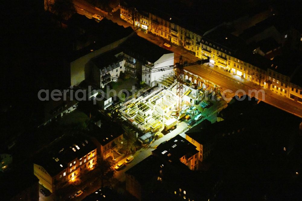 Aerial photograph at night Potsdam - Night lighting Construction site to build a new multi-family residential complex Helene-Lange-Strasse corner Friedrich-Ebert-Strasse in the district Innenstadt in Potsdam in the state Brandenburg, Germany