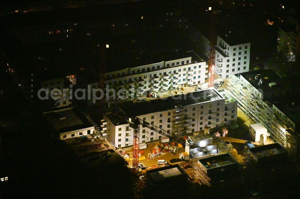 Berlin at night from the bird perspective: Night lighting construction site to build a new multi-family residential complex Dessauerstrasse - Retzowstrasse in the district Lankwitz in Berlin, Germany