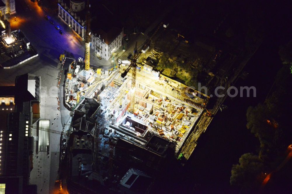 Potsdam at night from above - Night lighting Construction site of Museum building ensemble Museum Barberini on Humboldtstrasse in the district Innenstadt in Potsdam in the state Brandenburg, Germany