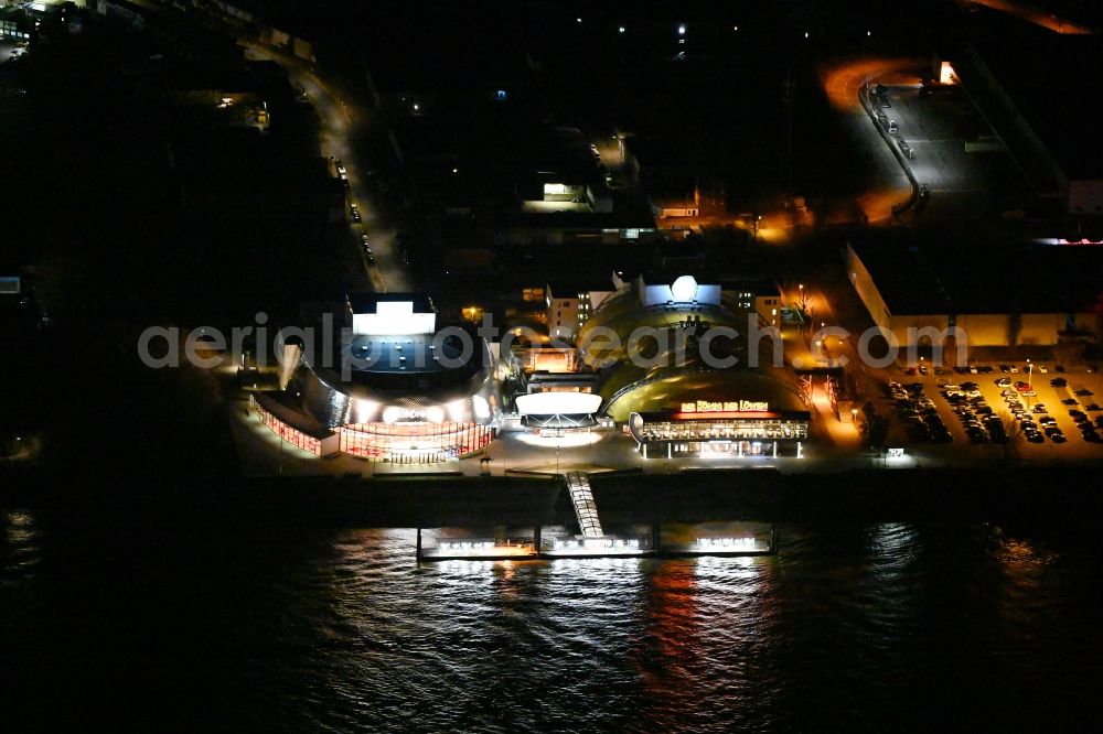 Aerial image at night Hamburg - Night lighting Building of the new Musical Theatre, Stage entertainment on the banks of the Elbe in the district Steinwerder in Hamburg Steinwerder