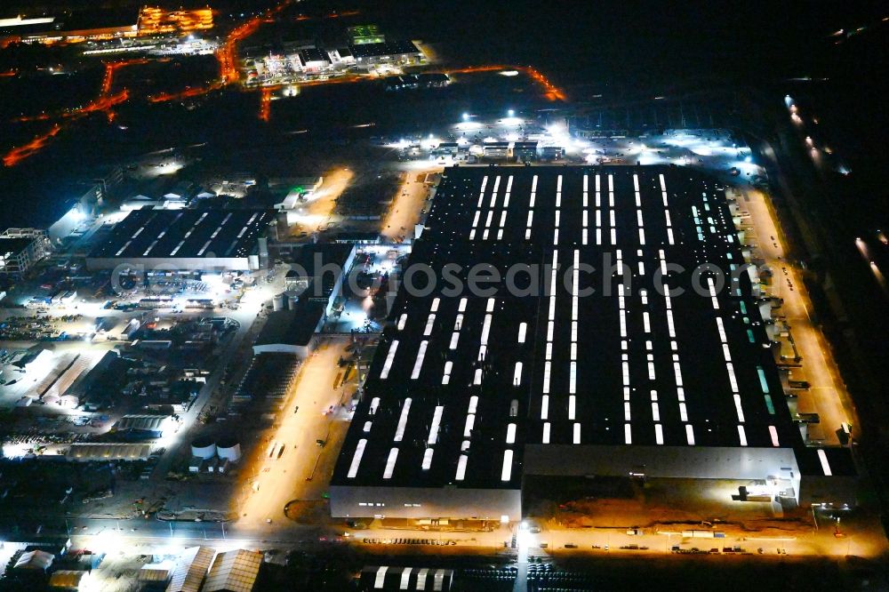 Grünheide (Mark) at night from above - Night lighting construction site for the new building of Tesla Gigafactory 4 on Schlehenweg - Eichenstrasse in the district Freienbrink in Gruenheide (Mark) in the state Brandenburg, Germany