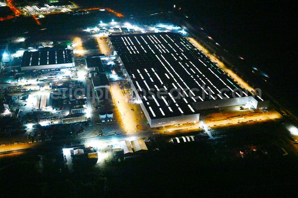 Aerial photograph at night Grünheide (Mark) - Night lighting construction site for the new building of Tesla Gigafactory 4 on Schlehenweg - Eichenstrasse in the district Freienbrink in Gruenheide (Mark) in the state Brandenburg, Germany