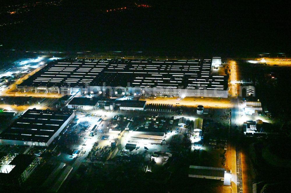 Grünheide (Mark) at night from above - Night lighting construction site for the new building of Tesla Gigafactory 4 on Schlehenweg - Eichenstrasse in the district Freienbrink in Gruenheide (Mark) in the state Brandenburg, Germany