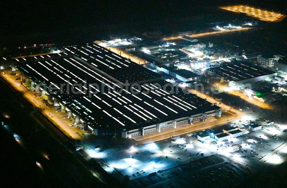 Grünheide (Mark) at night from the bird perspective: Night lighting construction site for the new building of Tesla Gigafactory 4 on Schlehenweg - Eichenstrasse in the district Freienbrink in Gruenheide (Mark) in the state Brandenburg, Germany