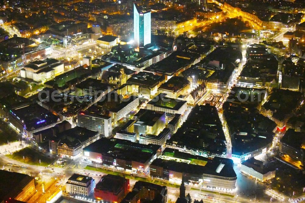 Aerial image at night Leipzig - Night lighting View of the shopping center Hoefe am Bruehl in Leipzig in Saxony