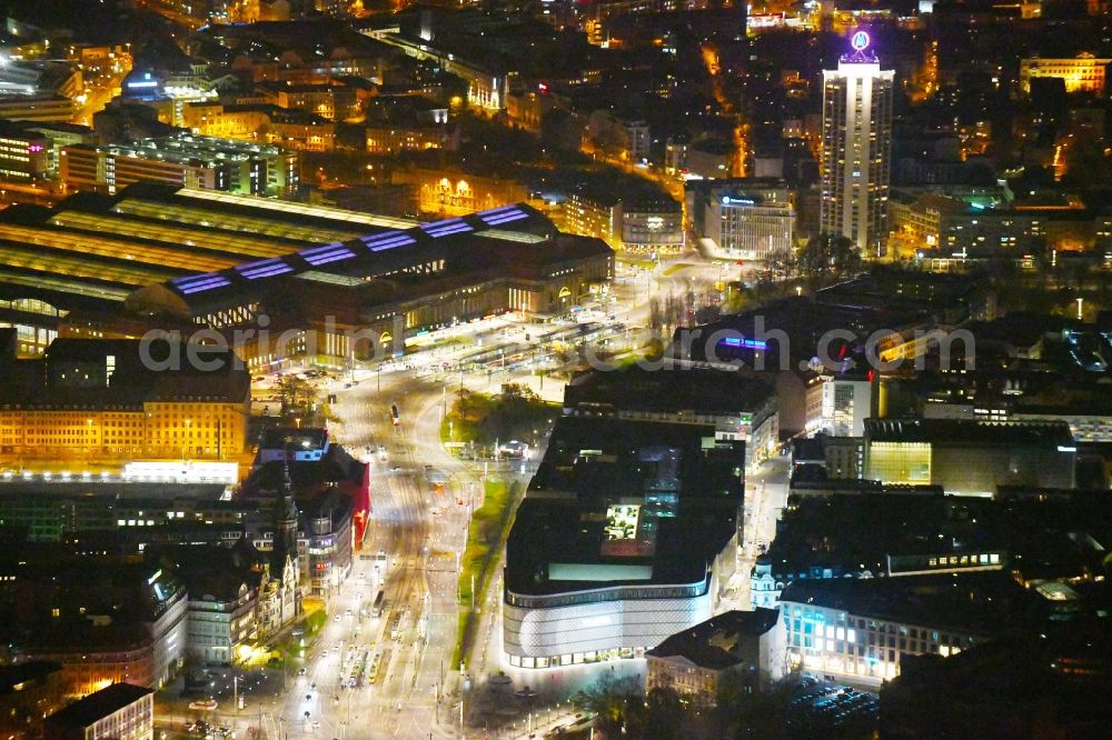 Leipzig at night from the bird perspective: Night lighting View of the shopping center Hoefe am Bruehl in Leipzig in Saxony