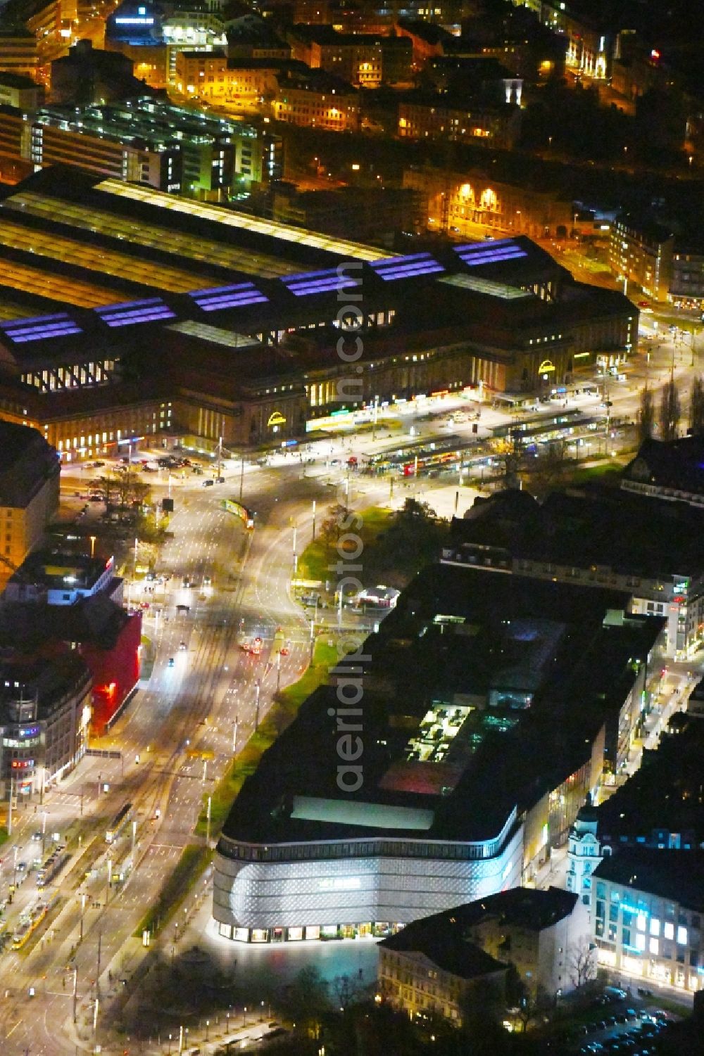 Aerial image at night Leipzig - Night lighting shopping center Hoefe am Bruehl in Leipzig in Saxony