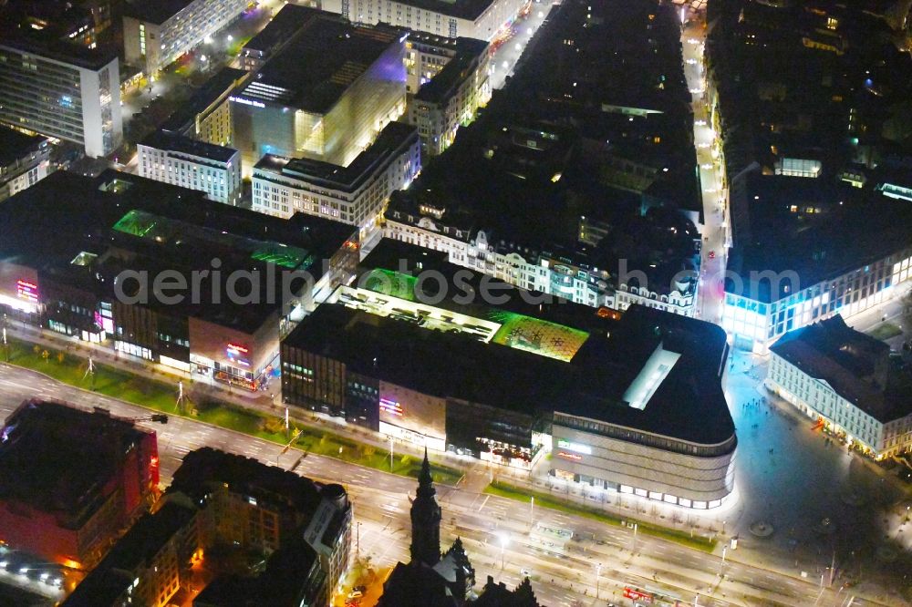 Aerial image at night Leipzig - Night lighting shopping center Hoefe am Bruehl in Leipzig in Saxony