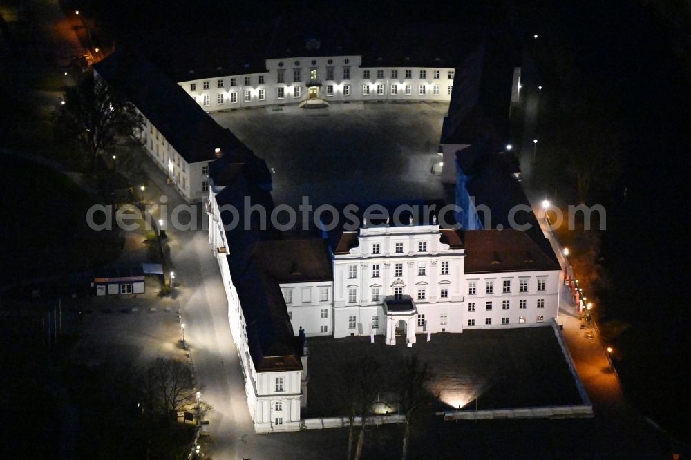 Oranienburg at night from the bird perspective: Night lighting palace Oranienburg in Oranienburg in the state Brandenburg, Germany