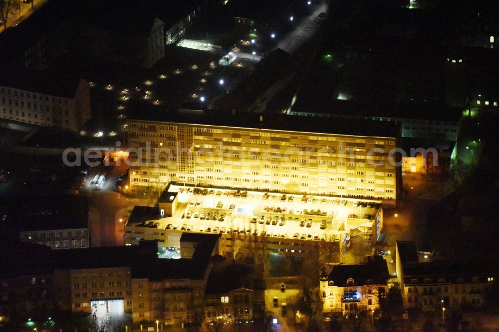 Aerial photograph at night Potsdam - Night view parking deck on the building of the car park Justizzentrum Hegelallee in Potsdam in the state Brandenburg