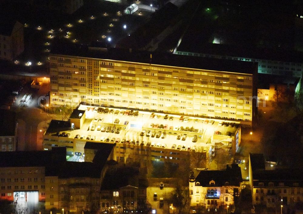 Aerial image at night Potsdam - Night view parking deck on the building of the car park Justizzentrum Hegelallee in Potsdam in the state Brandenburg