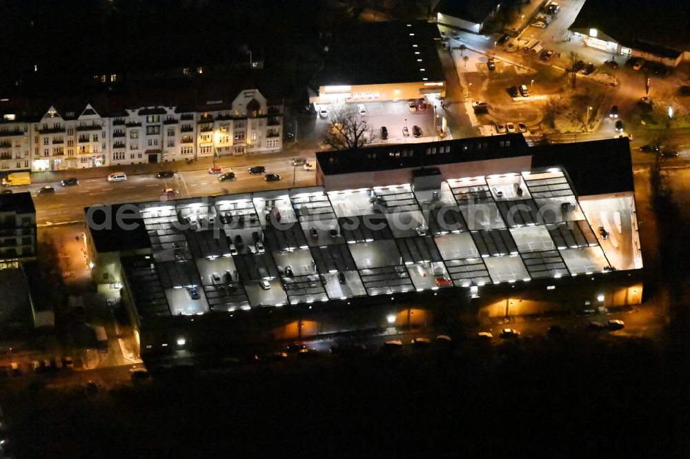 Aerial photograph at night Potsdam - Night view parking deck on the building of the car park Kaufland Zeppelinstrasse in the district Westliche Vorstadt in Potsdam in the state Brandenburg