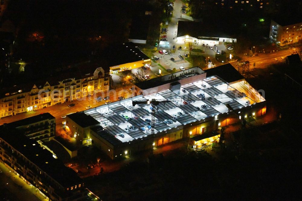 Aerial photograph at night Potsdam - Night view parking deck on the building of the car park Kaufland Zeppelinstrasse in the district Westliche Vorstadt in Potsdam in the state Brandenburg