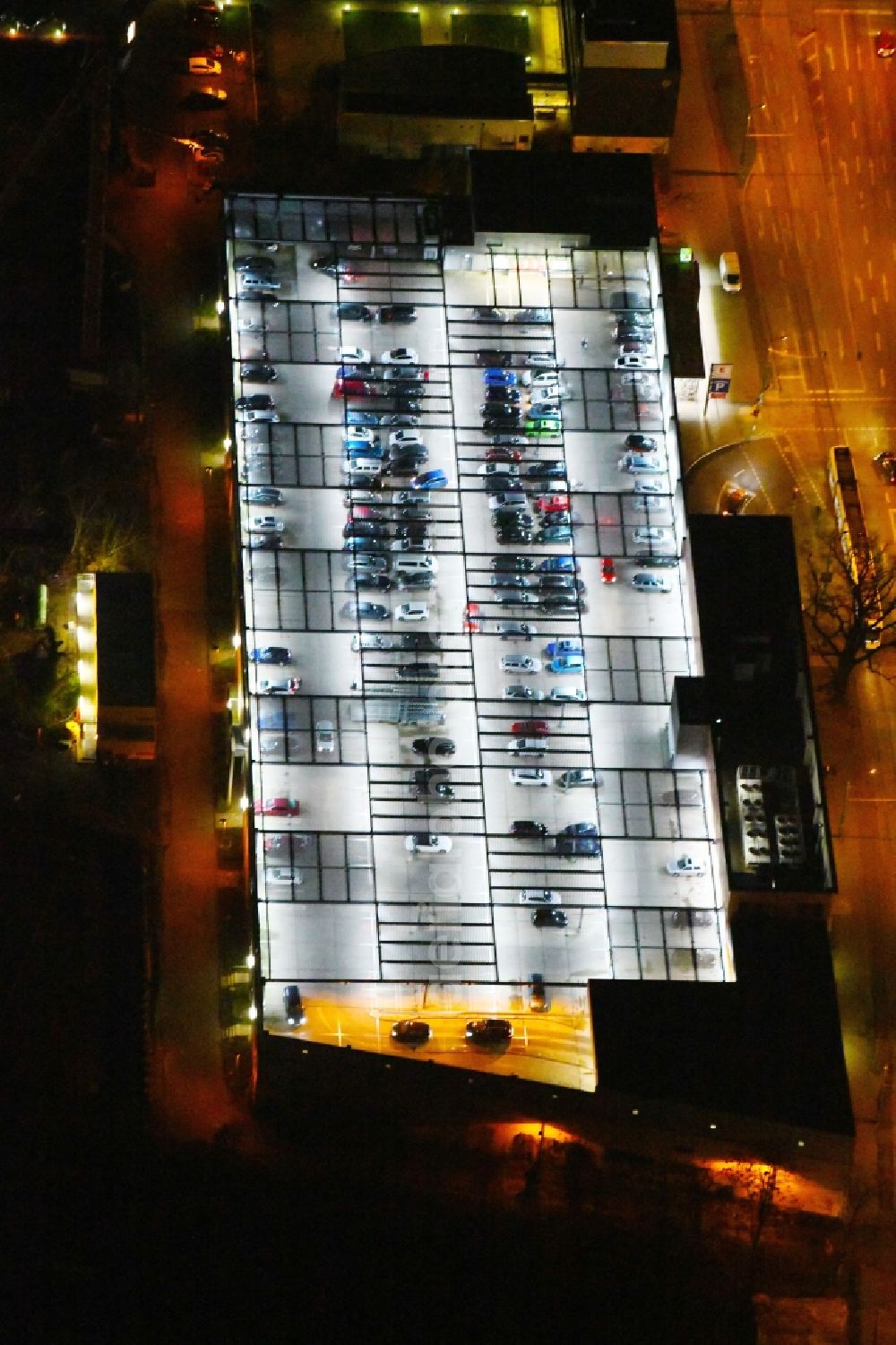 Aerial photograph at night Potsdam - Night view parking deck on the building of the car park Kaufland Zeppelinstrasse in the district Westliche Vorstadt in Potsdam in the state Brandenburg