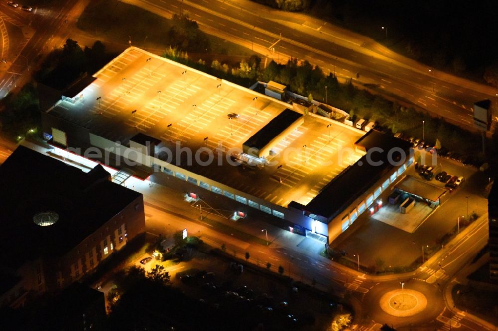 Neubrandenburg at night from the bird perspective: Night lighting Parking deck on the building of the car park Lindetal Center on Juri-Gagarin-Ring in Neubrandenburg in the state Mecklenburg - Western Pomerania, Germany