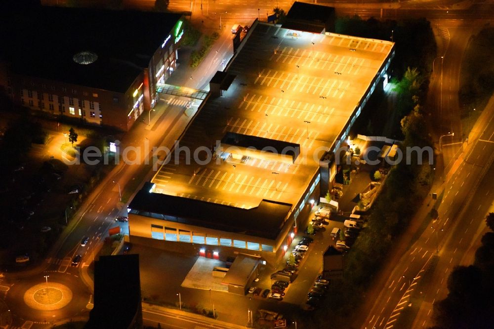 Aerial photograph at night Neubrandenburg - Night lighting Parking deck on the building of the car park Lindetal Center on Juri-Gagarin-Ring in Neubrandenburg in the state Mecklenburg - Western Pomerania, Germany