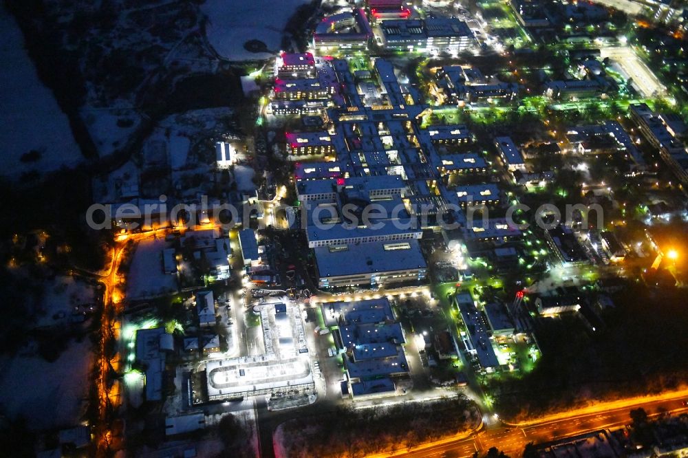 Aerial photograph at night Lübeck - Night lighting parking deck on the building of the car park in UKSH Universitaetsklinikum Schleswig-Holstein in the district Strecknitz in Luebeck in the state Schleswig-Holstein, Germany