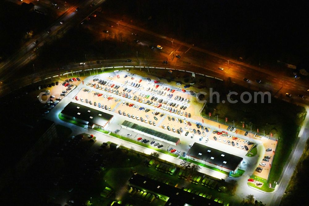 Aerial image at night Berlin - Night lighting Parking and storage space for automobiles of Autohauses Autoland Niederlassung Berlin Alt-Friedrichsfelde in Berlin, Germany