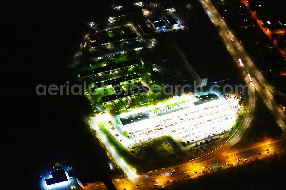 Berlin at night from the bird perspective: Night lighting Parking and storage space for automobiles of Autohauses Autoland Niederlassung Berlin Alt-Friedrichsfelde in Berlin, Germany