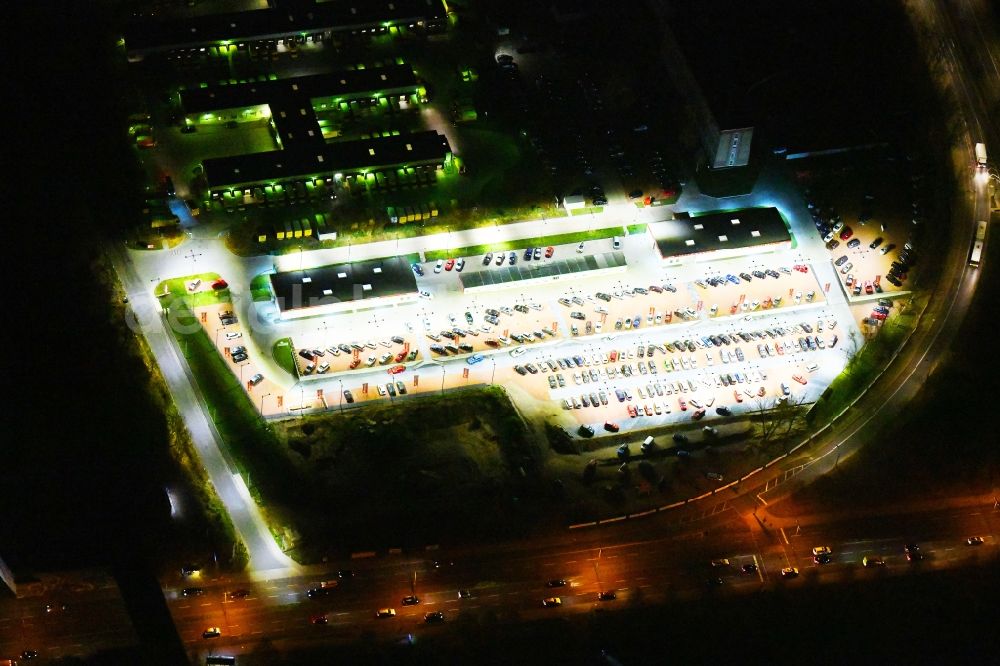 Aerial photograph at night Berlin - Night lighting Parking and storage space for automobiles of Autohauses Autoland Niederlassung Berlin Alt-Friedrichsfelde in Berlin, Germany