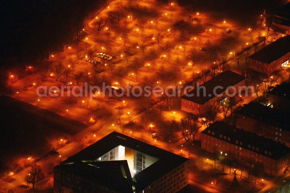 Aerial image at night Frankfurt (Oder) - Night lighting Parking and storage space for automobiles Bremsdorfer Strasse in Frankfurt (Oder) in the state Brandenburg, Germany