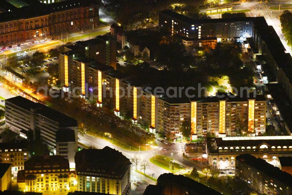 Dresden at night from the bird perspective: Night lighting skyscrapers in the residential area of industrially manufactured settlement on Sarrasanistrasse in the district Innere Neustadt in Dresden in the state Saxony, Germany