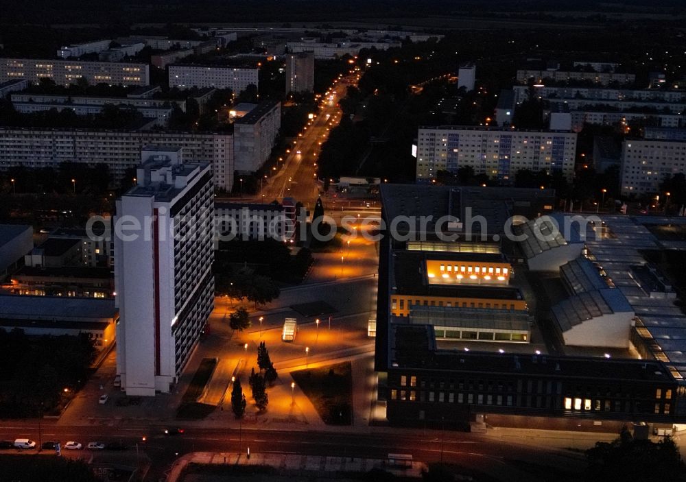 Halle (Saale) at night from the bird perspective: Night lighting residential area of industrially manufactured settlement on street An der Magistrale in the district Neustadt in Halle (Saale) in the state Saxony-Anhalt, Germany