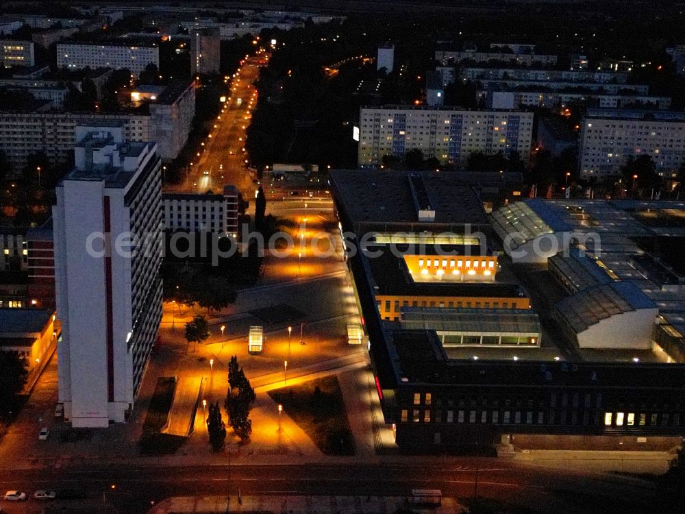 Halle (Saale) at night from the bird perspective: Night lighting residential area of industrially manufactured settlement on street An der Magistrale in the district Neustadt in Halle (Saale) in the state Saxony-Anhalt, Germany