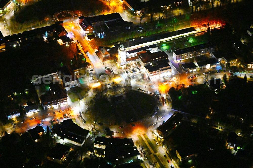 Berlin at night from the bird perspective: Night lighting ensemble space an place Ludolfinger Platz in the district Frohnau in Berlin, Germany