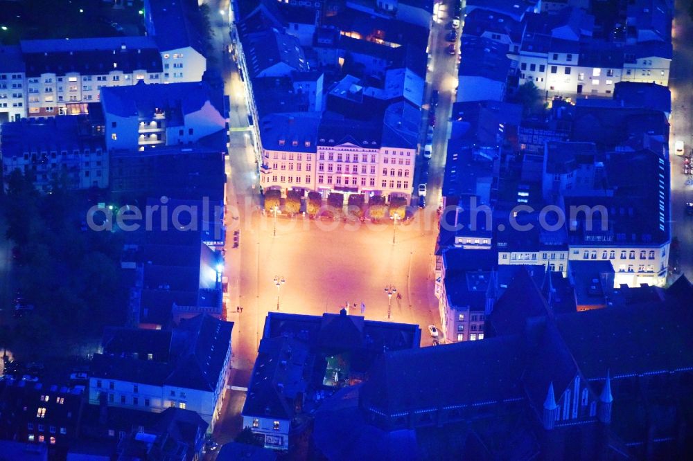 Aerial image at night Schwerin - Night lighting Ensemble space Am Markt - Marktplatz in the inner city center in Schwerin in the state Mecklenburg - Western Pomerania, Germany