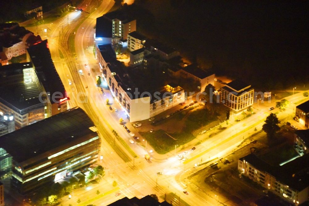 Rostock at night from the bird perspective: Night lighting Ensemble space Schroederplatz - Am Vogelteich in the inner city center in the district Mitte in Rostock in the state Mecklenburg - Western Pomerania, Germany