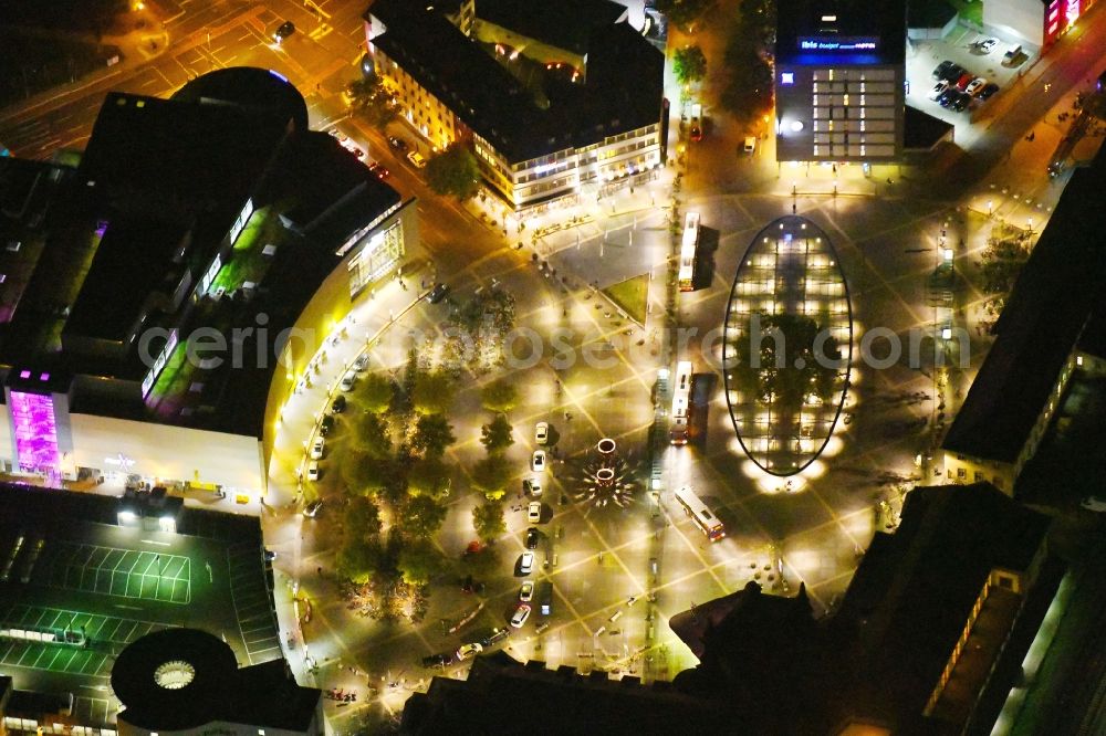 Osnabrück at night from the bird perspective: Night lighting Ensemble space Theodor-Heuss-Platz in the inner city center in the district Innenstadt in Osnabrueck in the state Lower Saxony, Germany