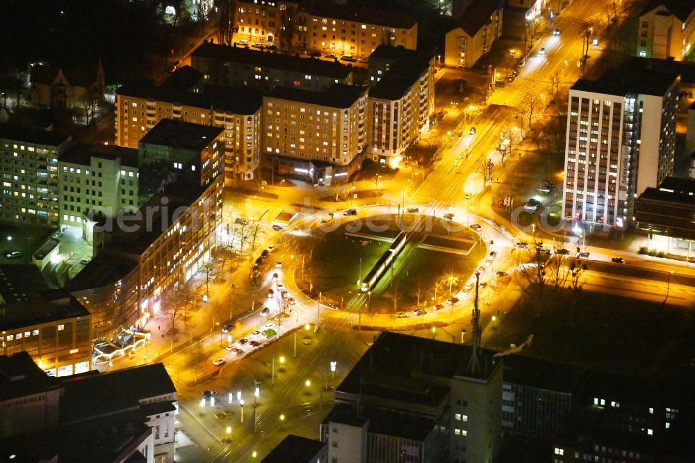 Magdeburg at night from the bird perspective: Night lighting Ensemble space Universitaetsplatz - Erzberger Strasse - Walther-Rathenau-Strasse in the inner city center in the district Alte Neustadt in Magdeburg in the state Saxony-Anhalt, Germany