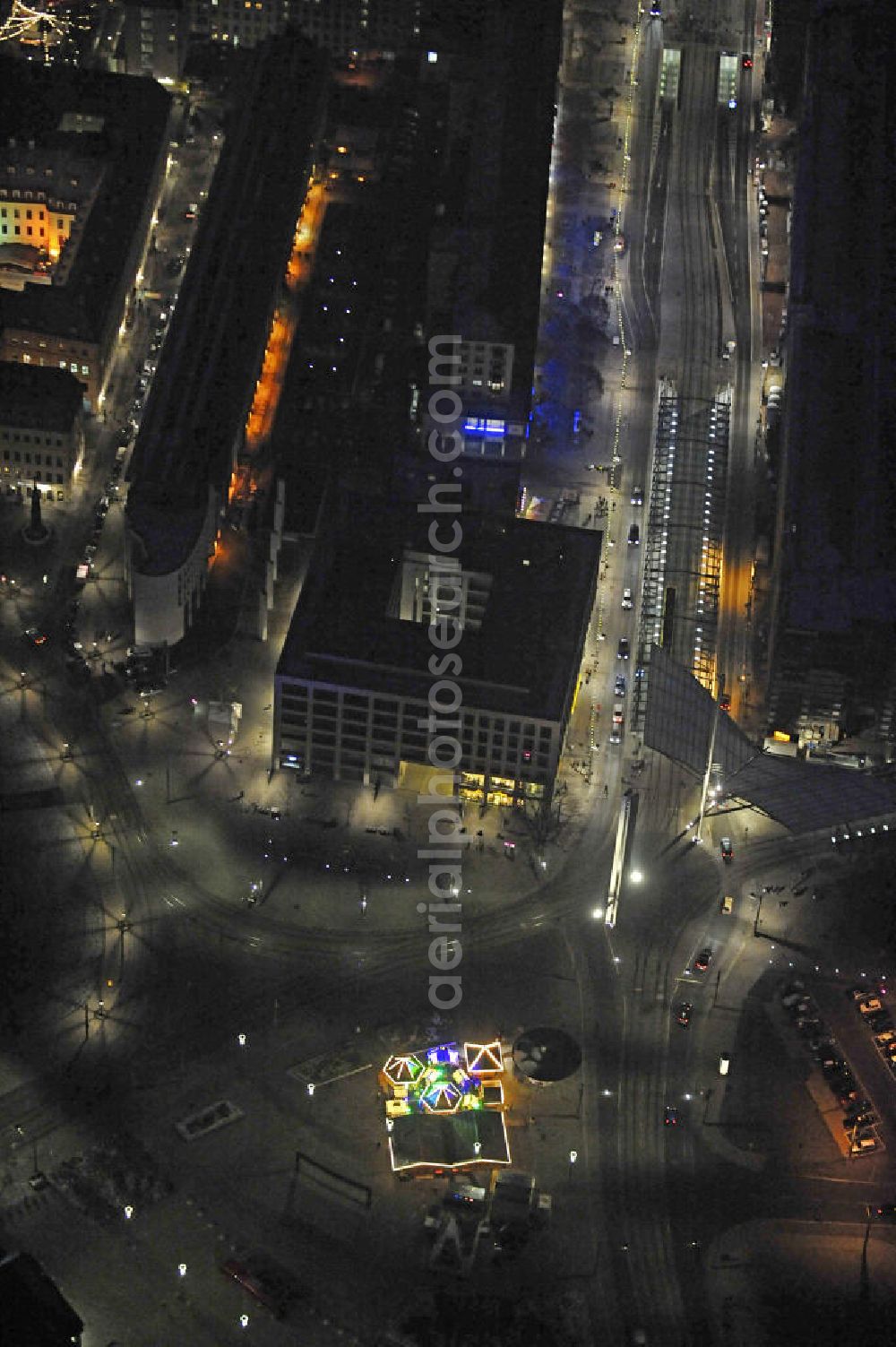 Aerial photograph at night Dresden - Nachtaufnahme der weihnachtlich dekorierten Postplatzes mit dem Geschäftshaus Wilsdruffer Kubus . Night shot of the festively decorated Postplatz with the Office Building Wilsdruffer Kubus. Vermieter: TLG IMMOBILIEN GmbH.