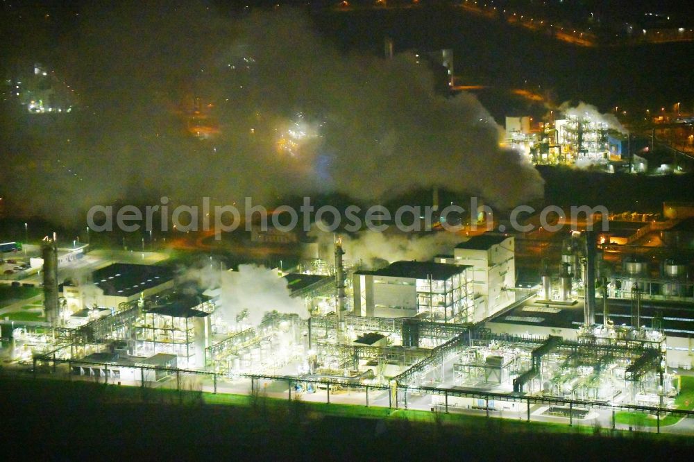 Aerial image at night Elsteraue - Night lighting Refinery equipment and management systems on the factory premises of the chemical manufacturers Chemie- and Industriepark Zeitz in Elsteraue in the state Saxony-Anhalt, Germany