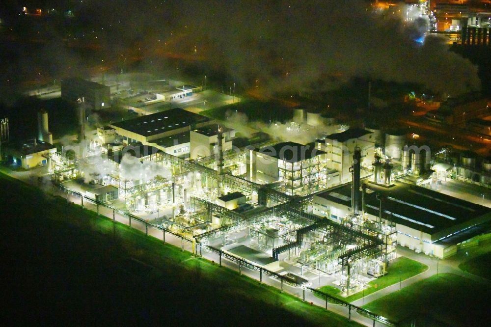 Elsteraue at night from the bird perspective: Night lighting Refinery equipment and management systems on the factory premises of the chemical manufacturers Chemie- and Industriepark Zeitz in Elsteraue in the state Saxony-Anhalt, Germany